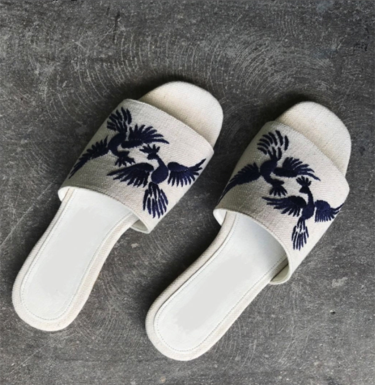Hand-Embroidered Linen Beach Sandals "ALEBRIJES" in Black - ALLE Handbags