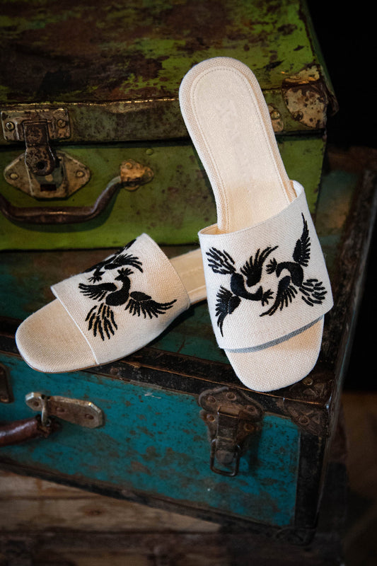 Hand-Embroidered Linen Beach Sandals "ALEBRIJES" in Black - ALLE Handbags