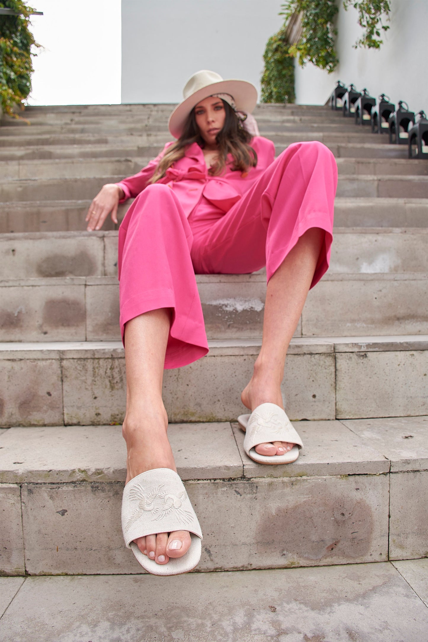 Hand-embroidered Beach Linen Sandals "ALEBRIJES", in White - ALLE Handbags