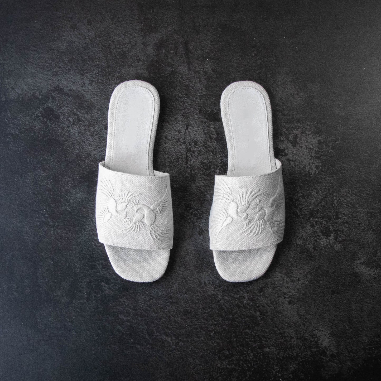 Hand-embroidered Beach Linen Sandals "ALEBRIJES", in White - ALLE Handbags